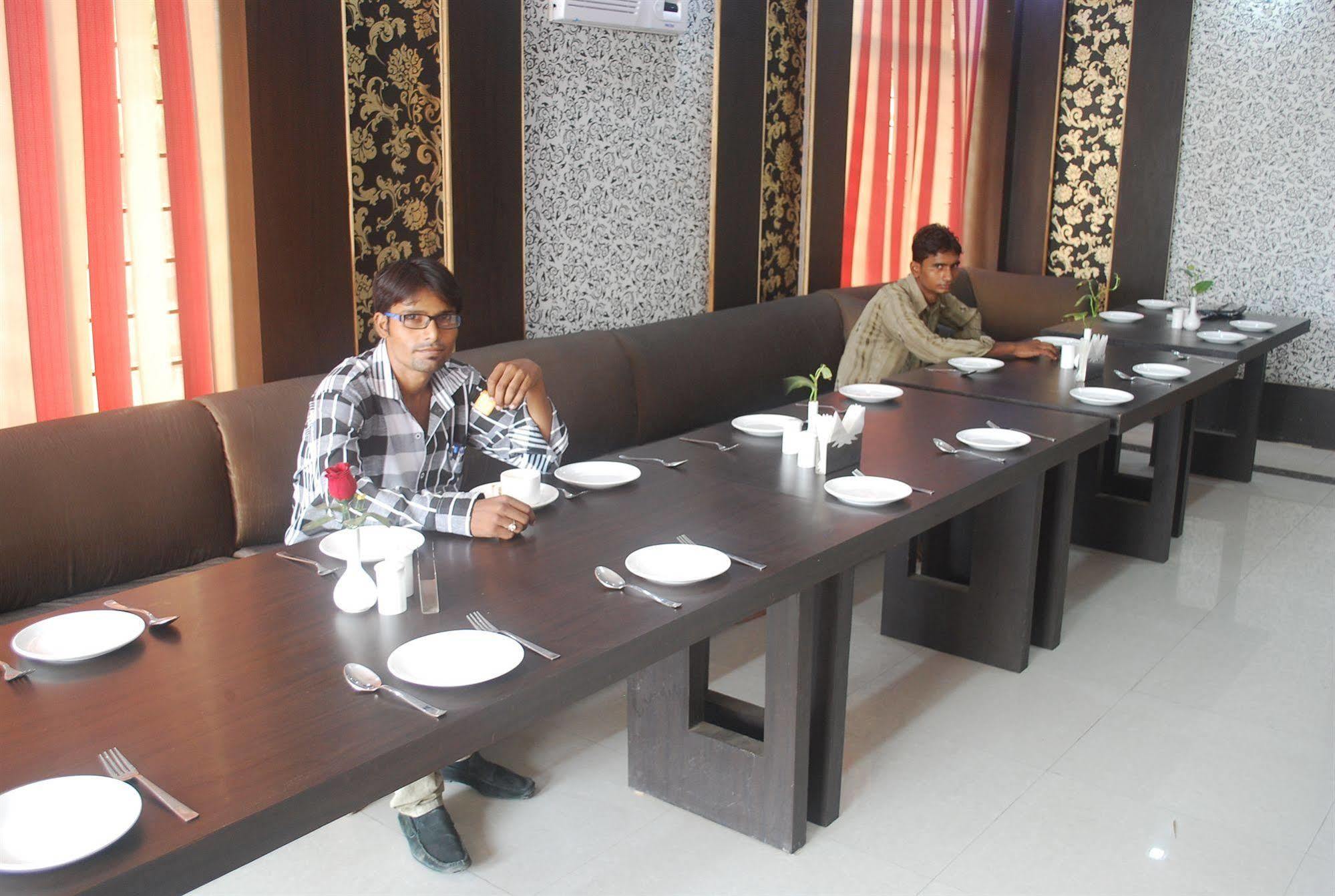 Hotel Gayatri Palace Agra  Bagian luar foto